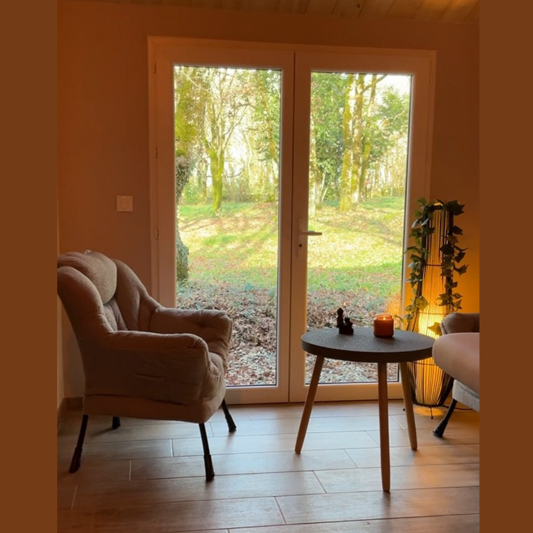 Le salon cocooning avec vue sur les bois — CZEN Spa, Saint-Antonin-Noble-Val